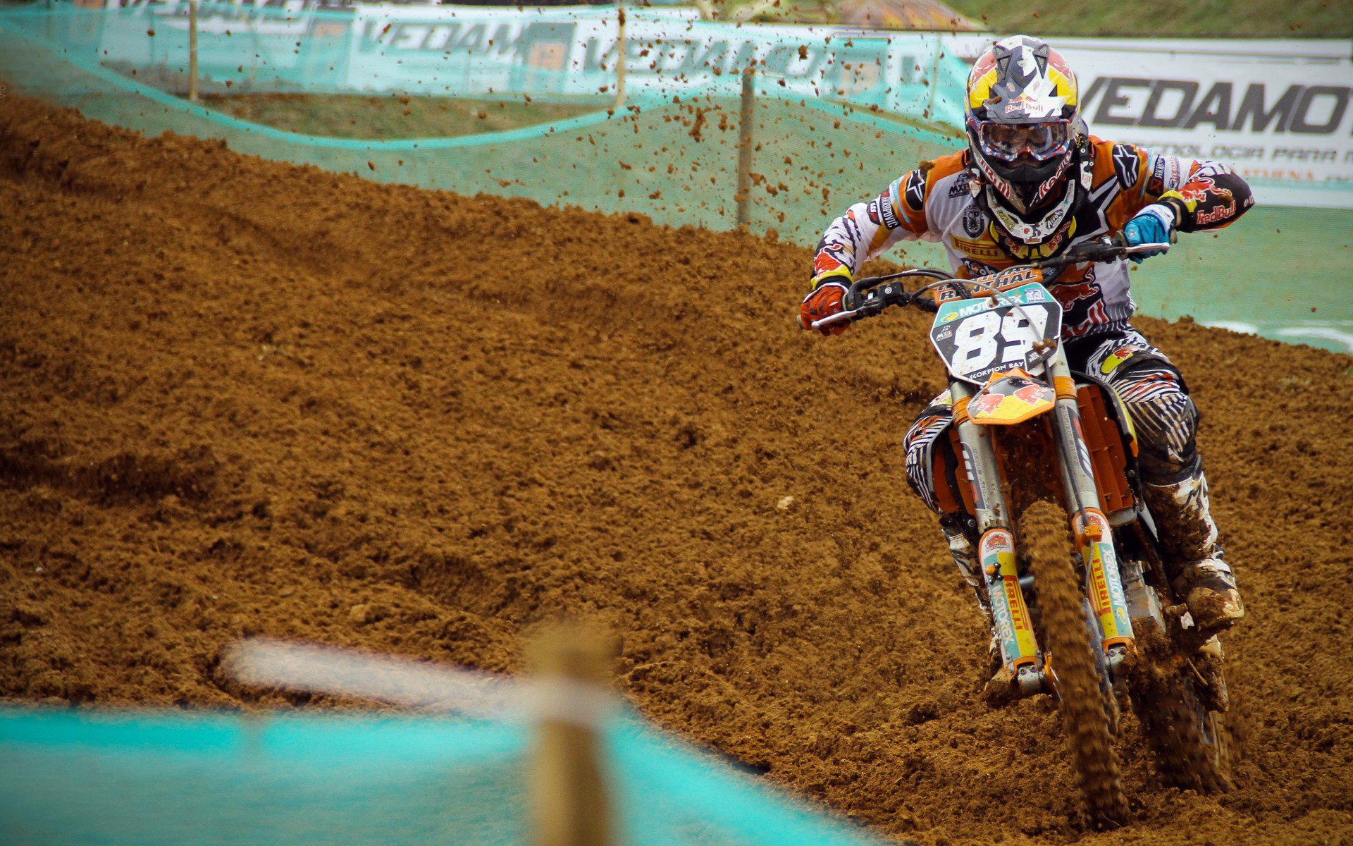 队员赛后复盘中提出建议展示良好沟通氛围与团队意识